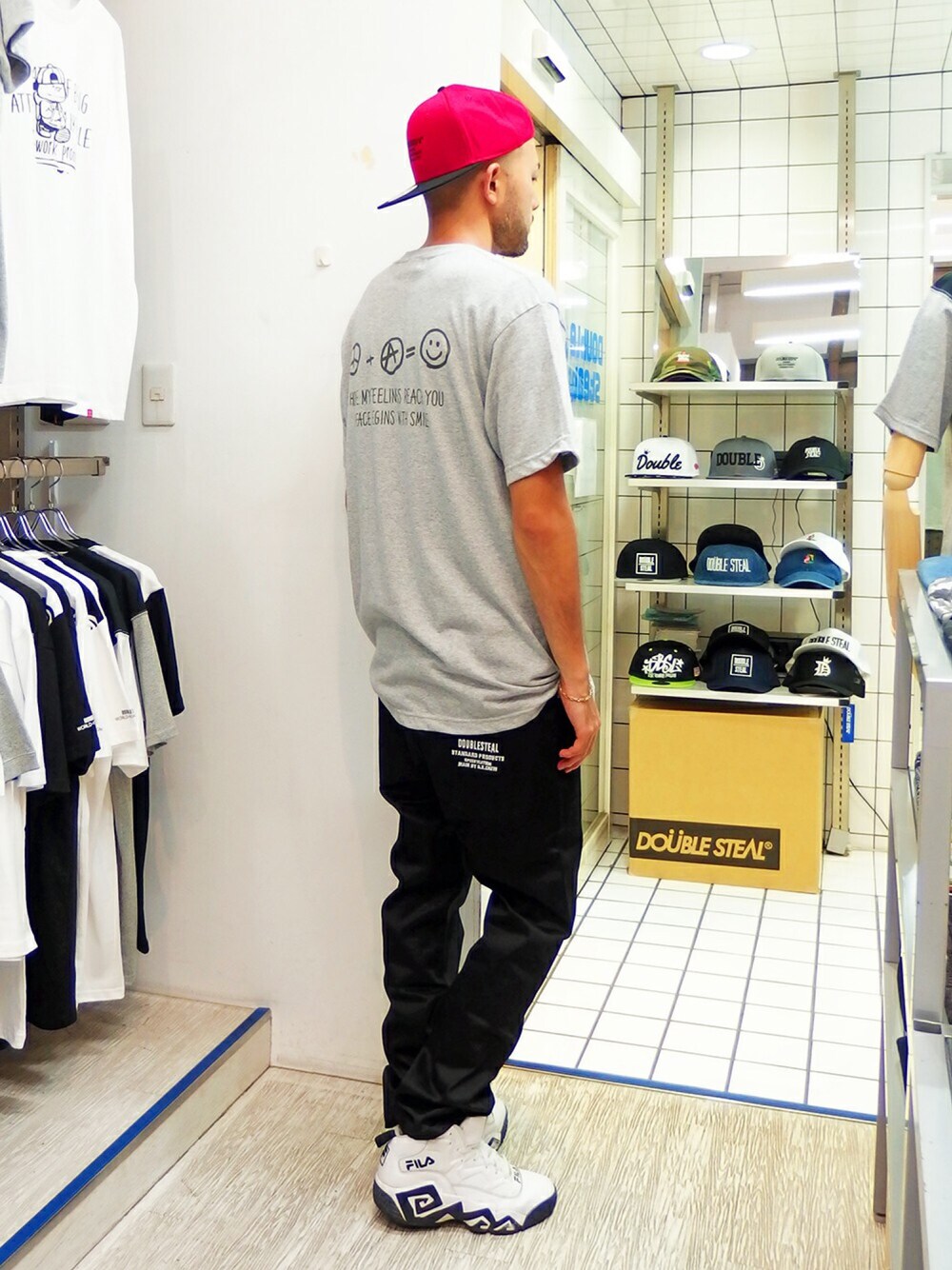 グレー系のTシャツ/カットソー、ブラック系のチノパンツ、ホワイト系のスニーカーを着用したメンズの秋コーディネートの1枚目の写真