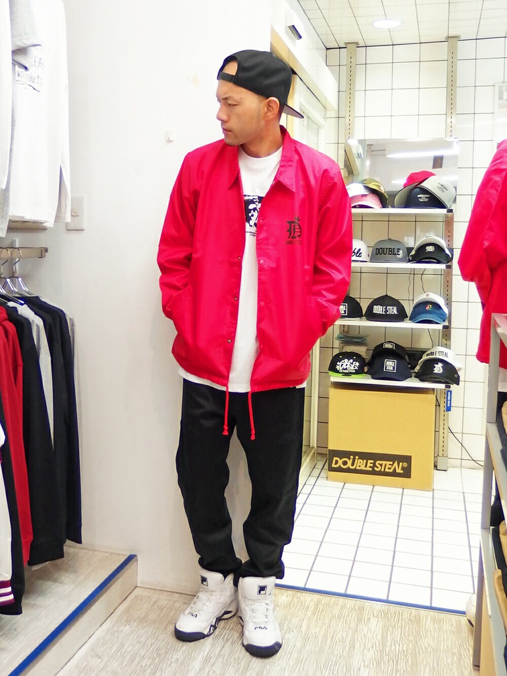 「DOUBLE STEAL、ストリート、アウター、ジャケット、赤、コーチジャケット、ブラック、チノパン、キャップ、ハイカットスニーカー」｜「DOUBLE STEALのアイテム（ナイロンジャケット、レッド系）」を使った、MA$SAさん（メンズ・173cm）の秋コーディネートの1枚目の写真