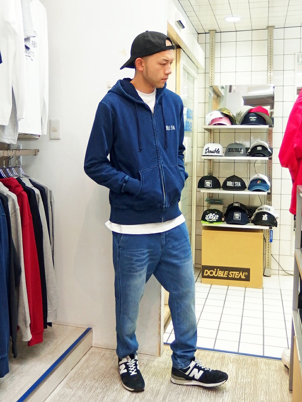 「DOUBLE STEAL、ストリート、ラフ、シンプル、カジュアル、インディゴ、スウェット、パーカー、デニム、キャップ」｜「DOUBLE STEALのアイテム（パーカー、ブルー系）」を使った、MA$SAさん（メンズ・173cm）の秋コーディネートの1枚目の写真