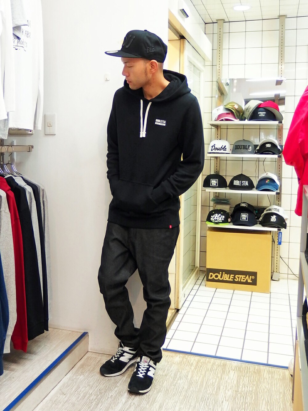 「DOUBLE STEAL、ストリート、シンプル、ラフ、ブラック、スウェット、パーカー、デニムパンツ、キャップ、スニーカー」｜「DOUBLE STEALのアイテム（パーカー、ブラック系）」を使った、MA$SAさん（メンズ・173cm）の秋コーディネートの1枚目の写真