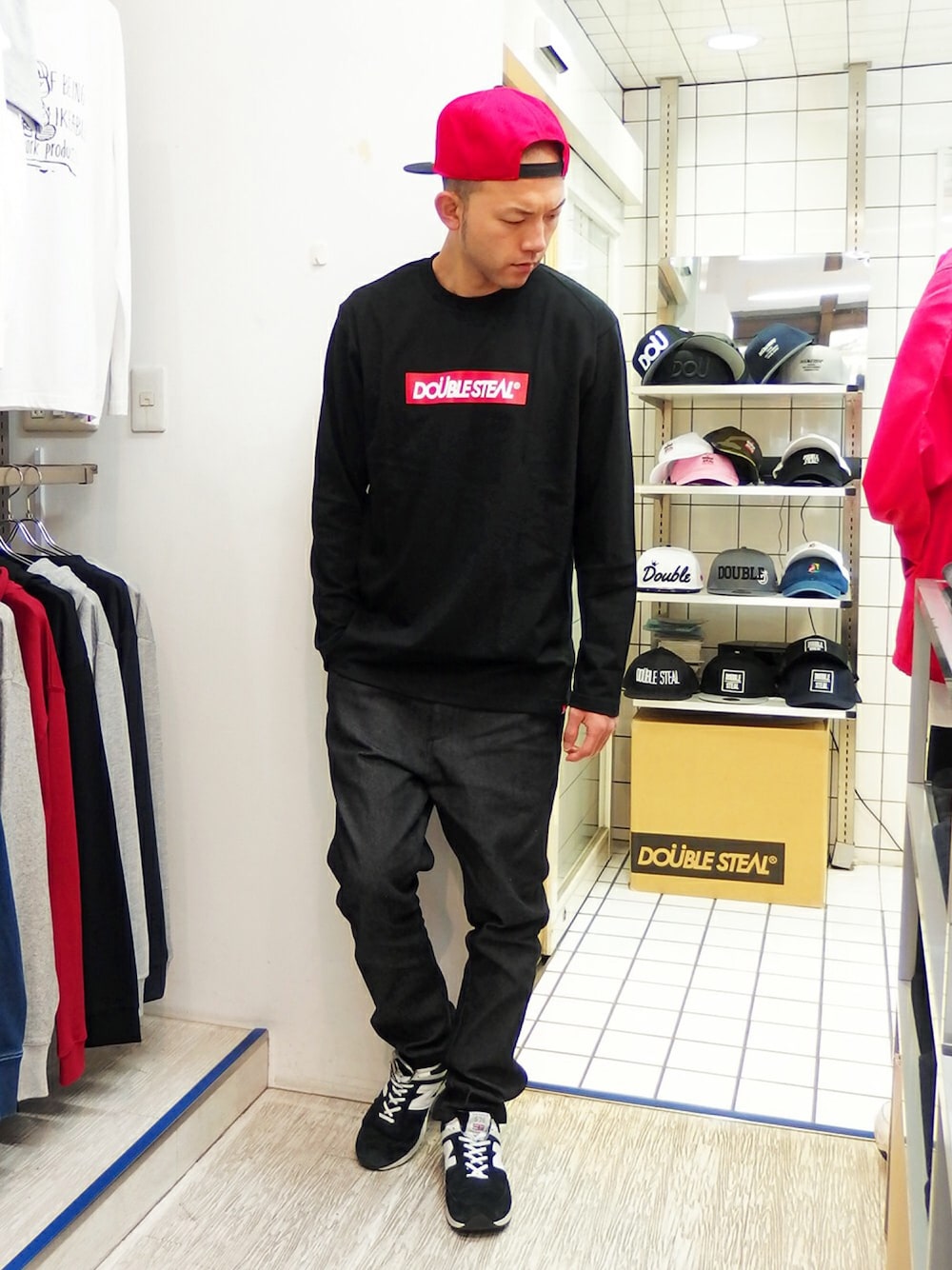 「DOUBLE STEAL、ストリート、シンプル、ラフ、ブラック、赤、ロゴT、デニムパンツ、キャップ、スニーカー」｜「DOUBLE STEALのアイテム（Tシャツ/カットソー、ブラック系）」を使った、MA$SAさん（メンズ・173cm）の秋コーディネートの1枚目の写真