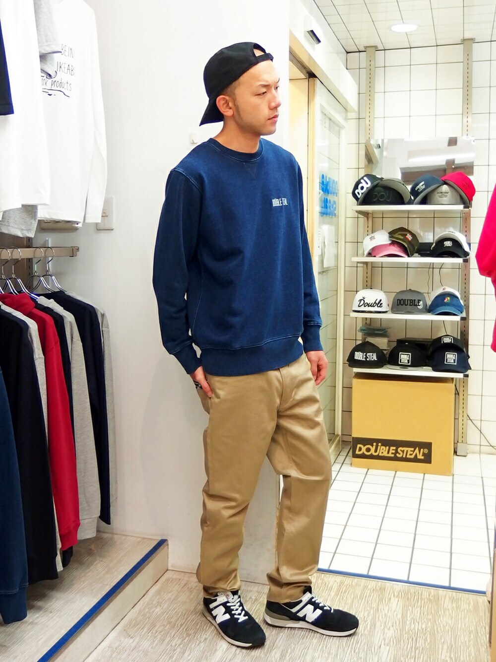 「DOUBLE STEAL、ストリート、シンプル、ラフ、インディゴ、スウェット、トレーナー、チノパン、キャップ、スニーカー」｜「DOUBLE STEALのWash Denime 裏毛クルースウェット（スウェット、ブルー系）」を使った、MA$SAさん（メンズ・173cm）の秋コーディネートの1枚目の写真