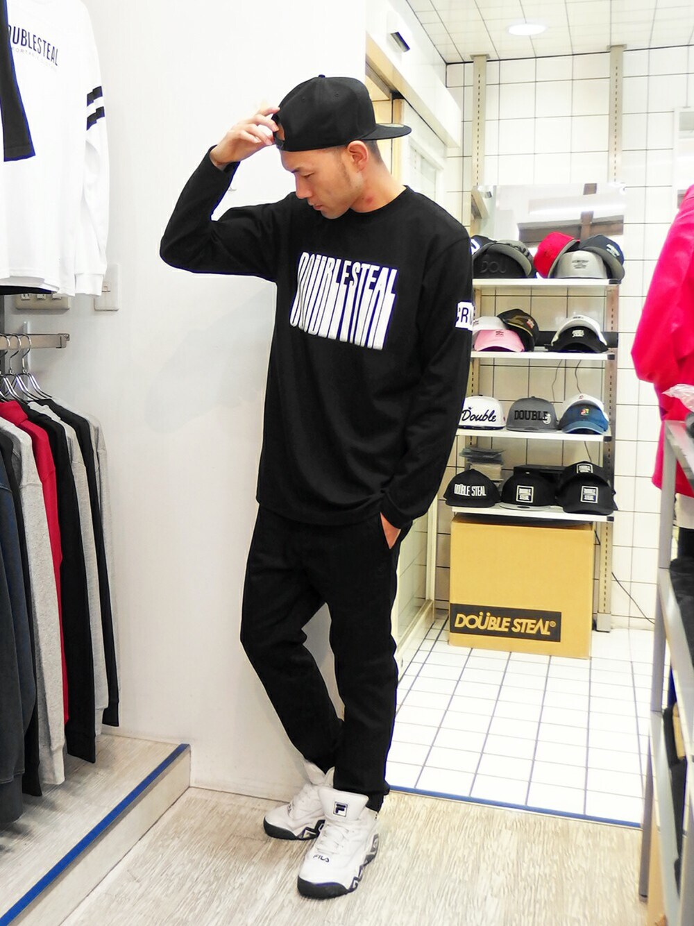 「DOUBLE STEAL、ストリート、シンプル、ブラック、ロゴT、Tシャツ、テーパードパンツ、チノパン、キャップ、ハイカットスニーカー」｜「DOUBLE STEALのアイテム（Tシャツ/カットソー、ブラック系）」を使った、MA$SAさん（メンズ・173cm）の秋コーディネートの1枚目の写真