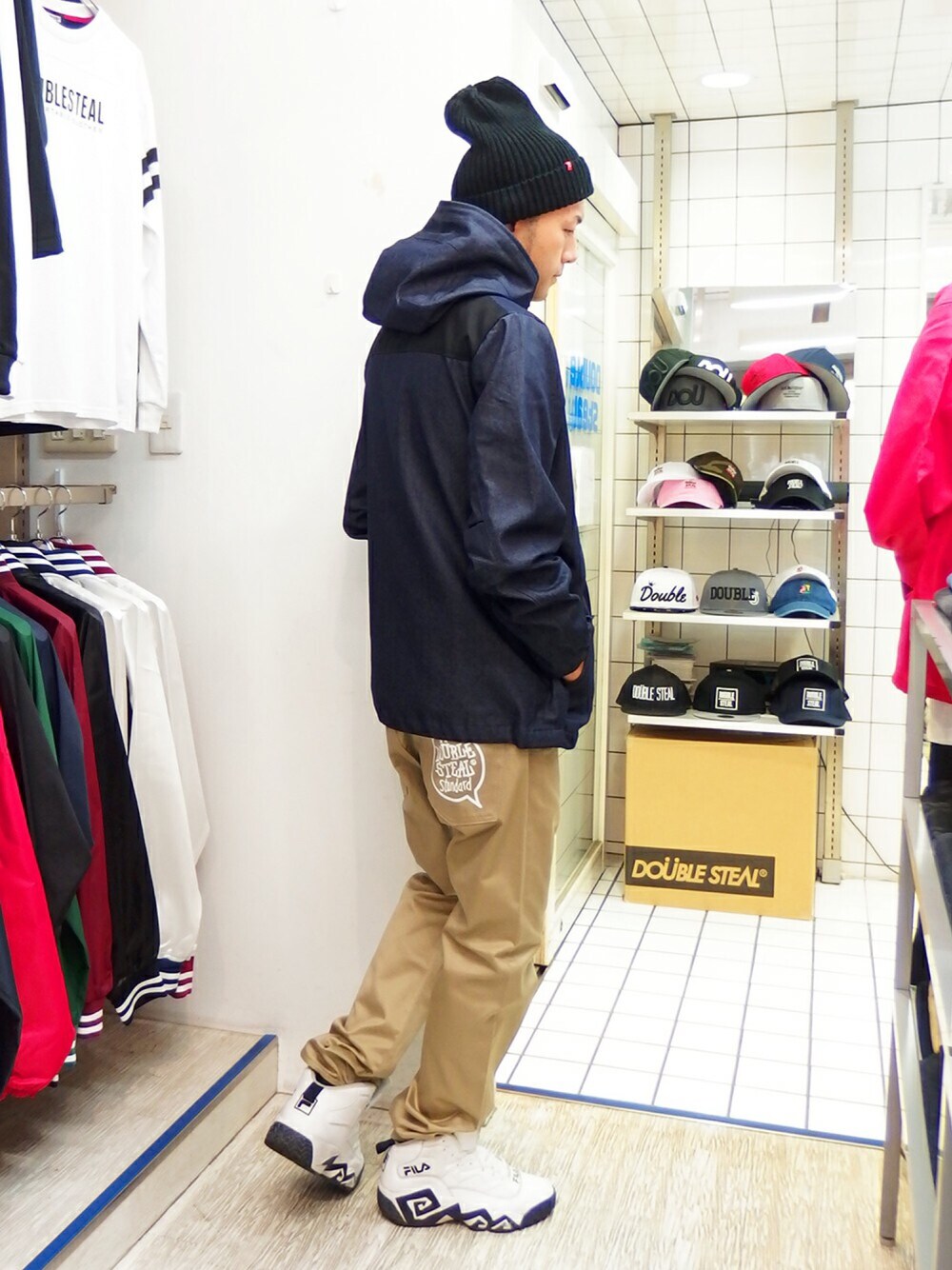 「DOUBLE STEAL、ストリート、秋冬、ジャケット、デニム、マウンテンパーカー、ベージュ、チノパン、ニット帽、スニーカー」｜「DOUBLE STEALのCotton マウンテンパーカー（マウンテンパーカー、ブルー系）」を使った、MA$SAさん（メンズ・173cm）の秋コーディネートの1枚目の写真