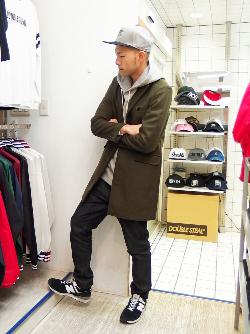 「DOUBLE STEAL、ストリート、カーキ、コート、チェスターコート、パーカー、ブラック、デニムパンツ、キャップ、スニーカー」｜「DOUBLE STEALのアイテム（チェスターコート、グリーン系）」を使った、MA$SAさん（メンズ・173cm）の秋コーディネートの1枚目の写真