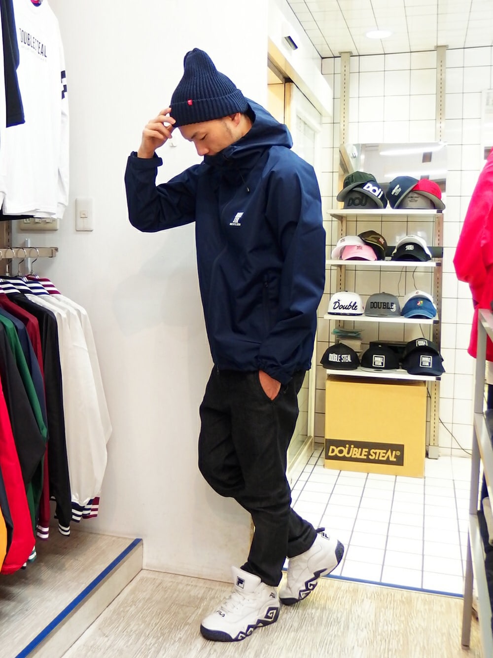 「DOUBLE STEAL、ストリート、シンプル、ネイビー、マウンテンパーカー、ジャケット、アウター、デニムパンツ、ニット帽、ハイカットスニーカー」｜「DOUBLE STEALのアイテム（ナイロンジャケット、ブルー系）」を使った、MA$SAさん（メンズ・173cm）の秋コーディネートの1枚目の写真