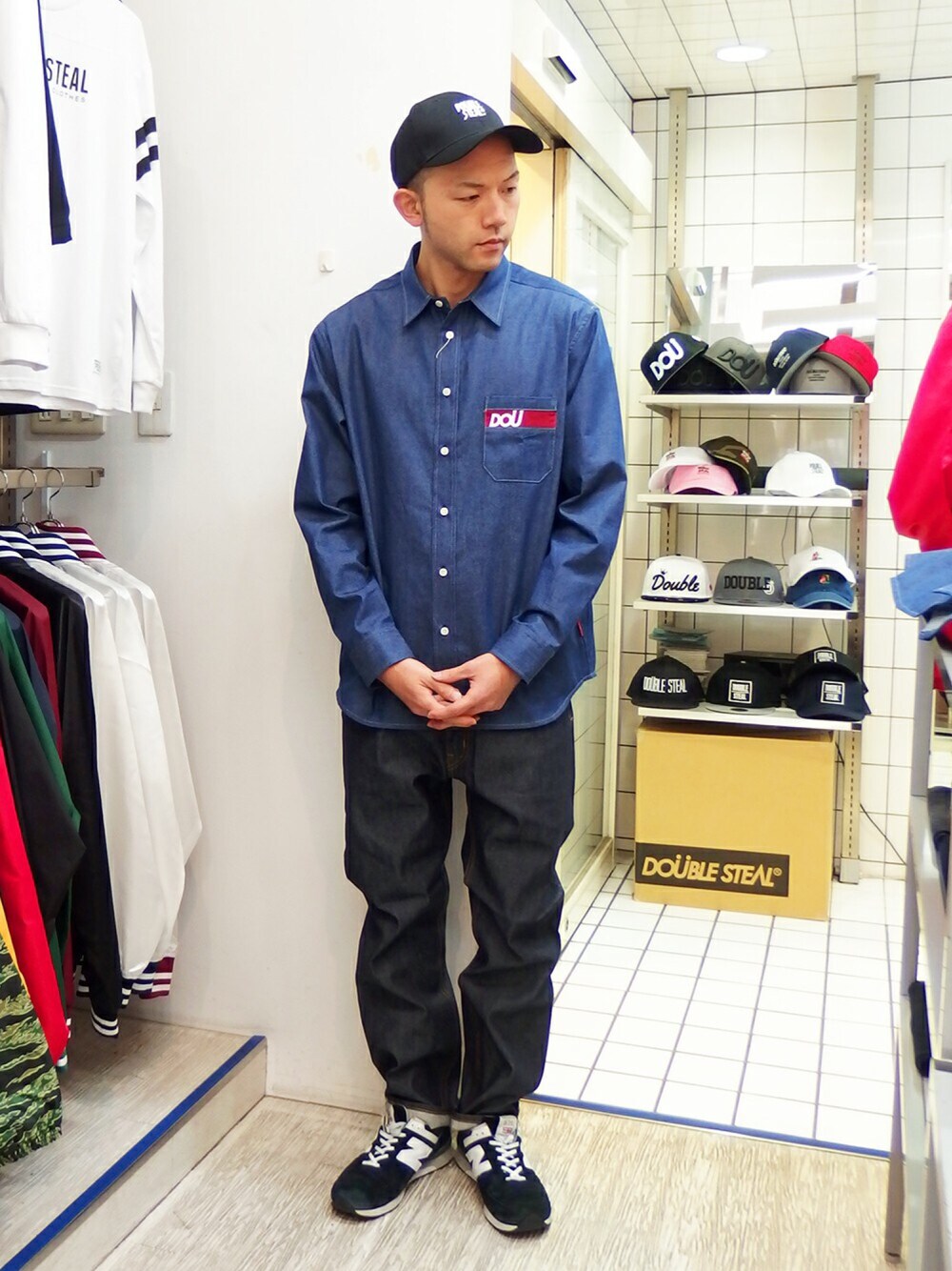 ブルー系のシャツ/ブラウス、ブルー系のデニムパンツ、ブラック系のスニーカーを着用したメンズの秋コーディネートの1枚目の写真