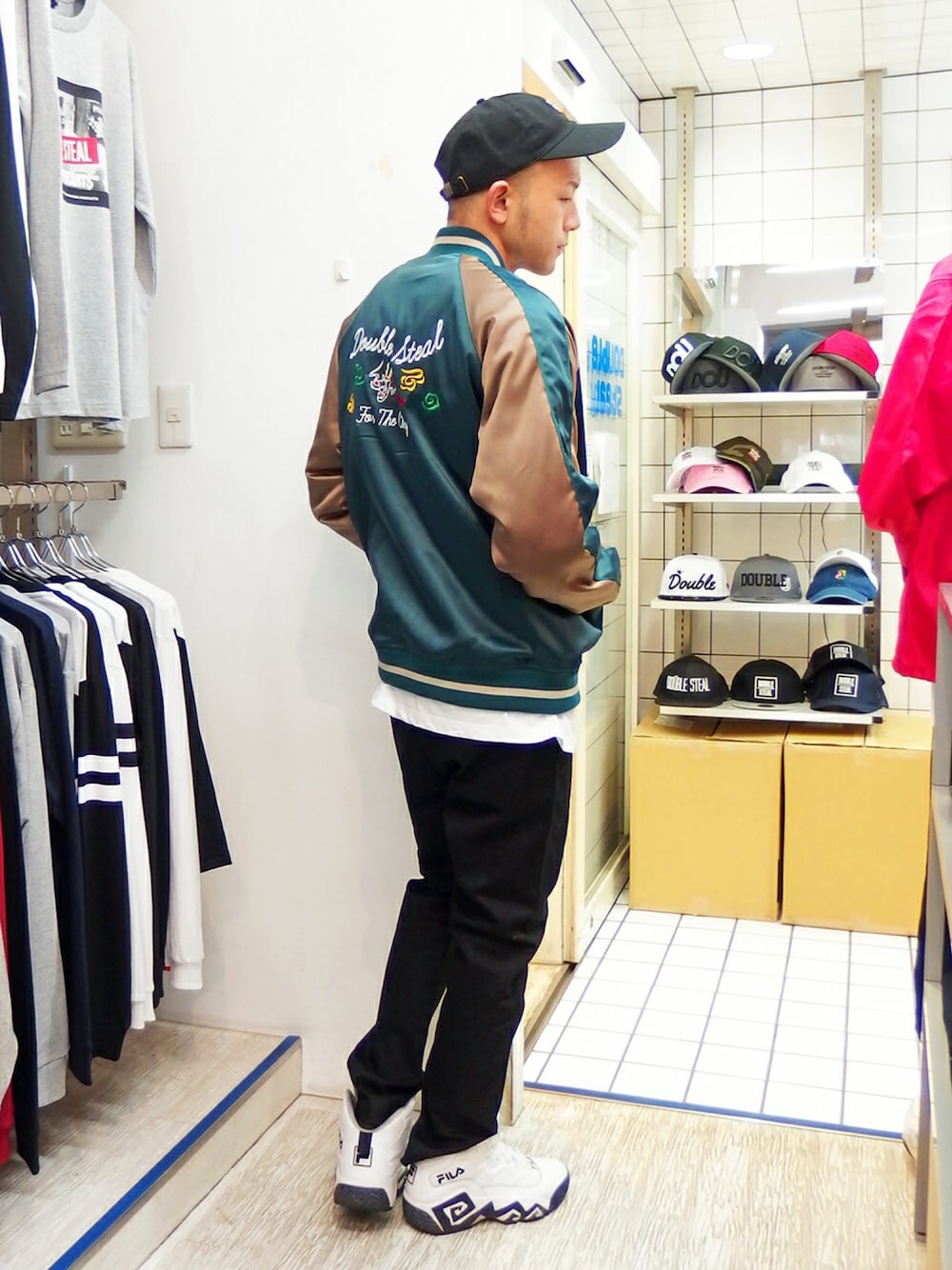 「DOUBLE STEAL、ストリート、トレンド、ジャケット、グリーン、スカジャン、ブラック、テーパードパンツ、キャップ、ハイカットスニーカー」｜「DOUBLE STEALのサテンスカジャン（スカジャン、グリーン系）」を使った、MA$SAさん（メンズ・173cm）の秋コーディネートの1枚目の写真