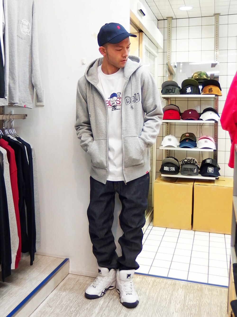 「DOUBLE STEAL、ストリート、ラフ、スウェット、パーカー、キャラT、ロングTシャツ、デニムパンツ、キャップ、ハイカットスニーカー」｜「DOUBLE STEALのSmall Cube 裏起毛ZIPパーカー（パーカー、グレー系）」を使った、MA$SAさん（メンズ・173cm）の冬コーディネートの1枚目の写真