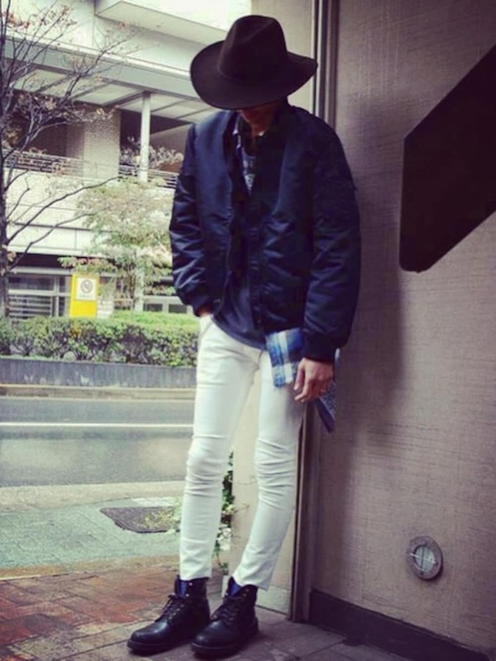 「スキニーパンツ、フライトジャケット、ベンデイビス、bendavisblackout、bendavis、BEN DAVIS、KIDS LOVE GAITE、vintage、bandana」｜「BEN DAVISのSKINNY JEAN（デニムパンツ、ホワイト系）」を使った、RYOTA MIYOSHIさん（メンズ・180cm）の冬コーディネートの1枚目の写真