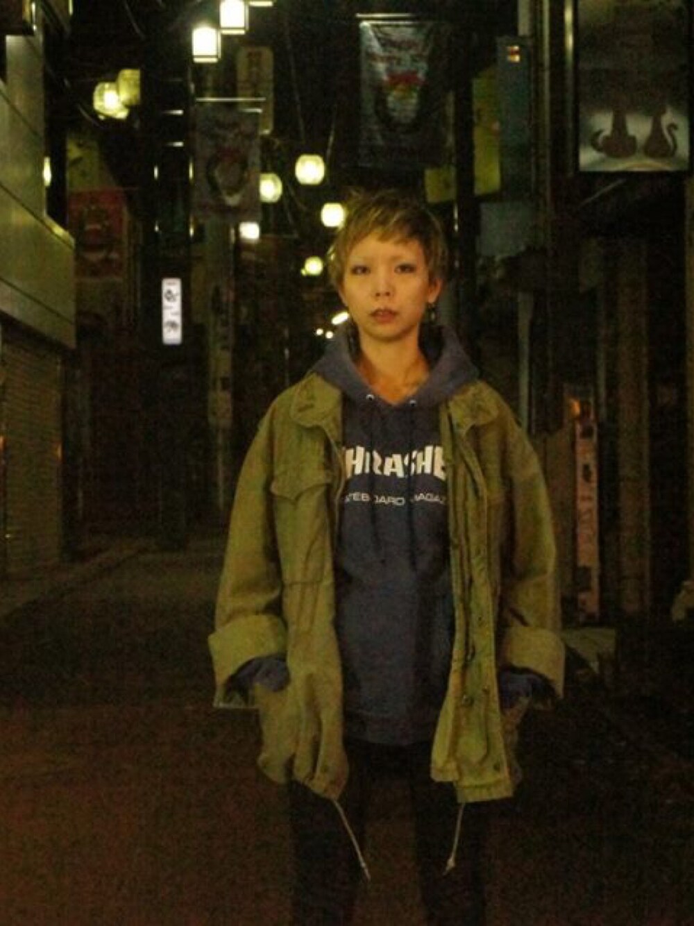 「スラッシャー、ストリート系、古着、古着MIX」｜「THRASHERのアイテム（パーカー、ブルー系）」を使った、アンナさん（レディース・166cm）の冬コーディネートの1枚目の写真