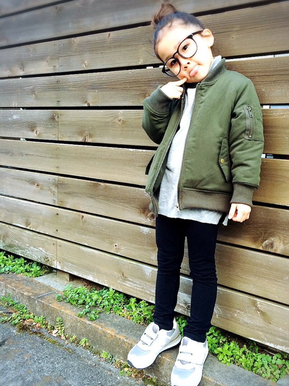 「おだんごヘア、ダテメガネ、ZARA KIDS、New Balance」｜「GLOBAL WORKの【キッズ】リバーシブルMA-1/566264（ミリタリージャケット、グリーン系）」を使った、ricoさん（キッズ・110cm）の冬コーディネートの1枚目の写真