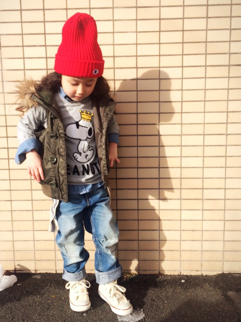 「ダウンベスト、ニット帽、ボーイズデニム、スヌーピー、デニムシャツ、くるくるヘア、5歳」｜「Right-on KIDSのアイテム（ニットキャップ/ビーニー、レッド系）」を使った、ricoさん（キッズ・110cm）の冬コーディネートの1枚目の写真