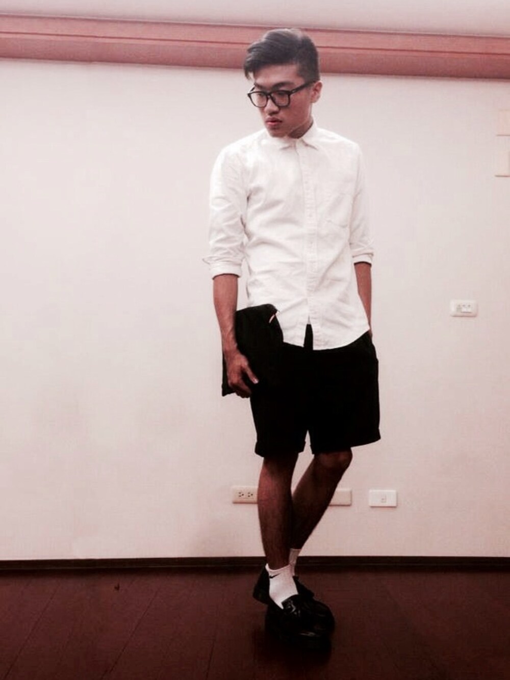 「NIKE、Dr.Martens、school」｜「Dr. Martensのアイテム（その他シューズ、レッド系）」を使った、Mさん（メンズ・175cm）の秋コーディネートの1枚目の写真