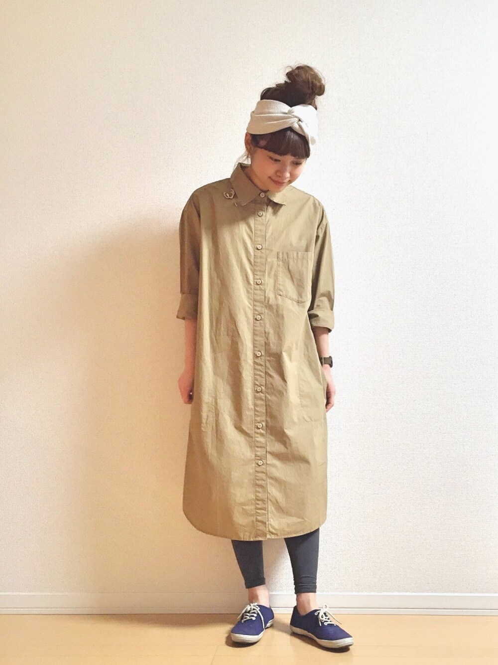 ゴールド系のブローチ/コサージュ、グリーン系のアナログ腕時計、その他のヘアバンドを着用したレディースの春コーディネートの1枚目の写真