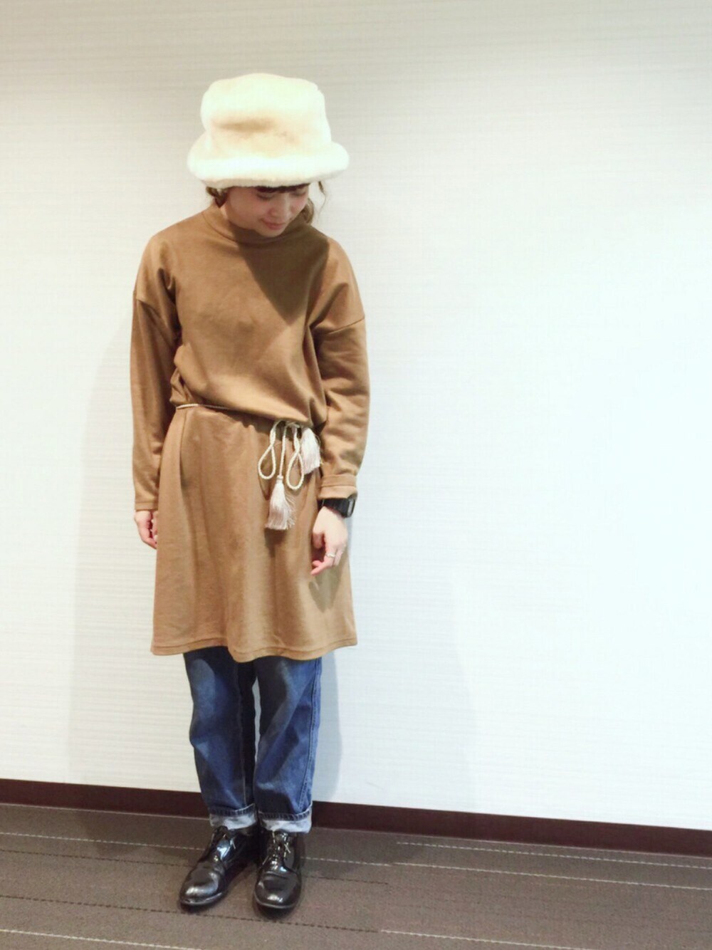 ブルー系のデニムパンツ、その他のハット、その他のハットを着用したレディースの冬コーディネートの1枚目の写真