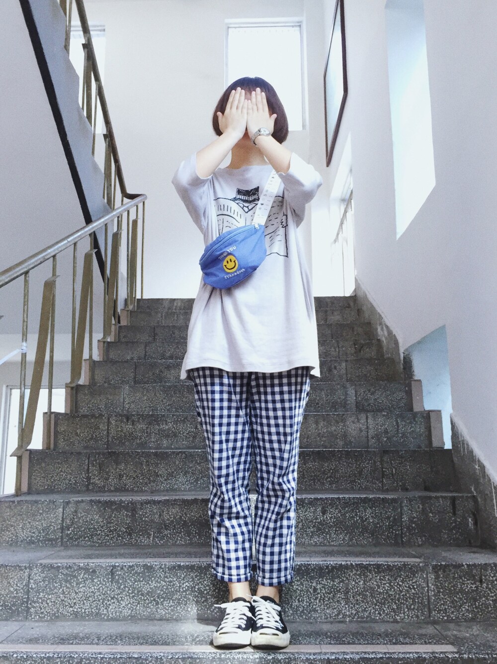 ブルー系のボディバッグ/ウエストポーチを着用したレディースの春コーディネートの1枚目の写真