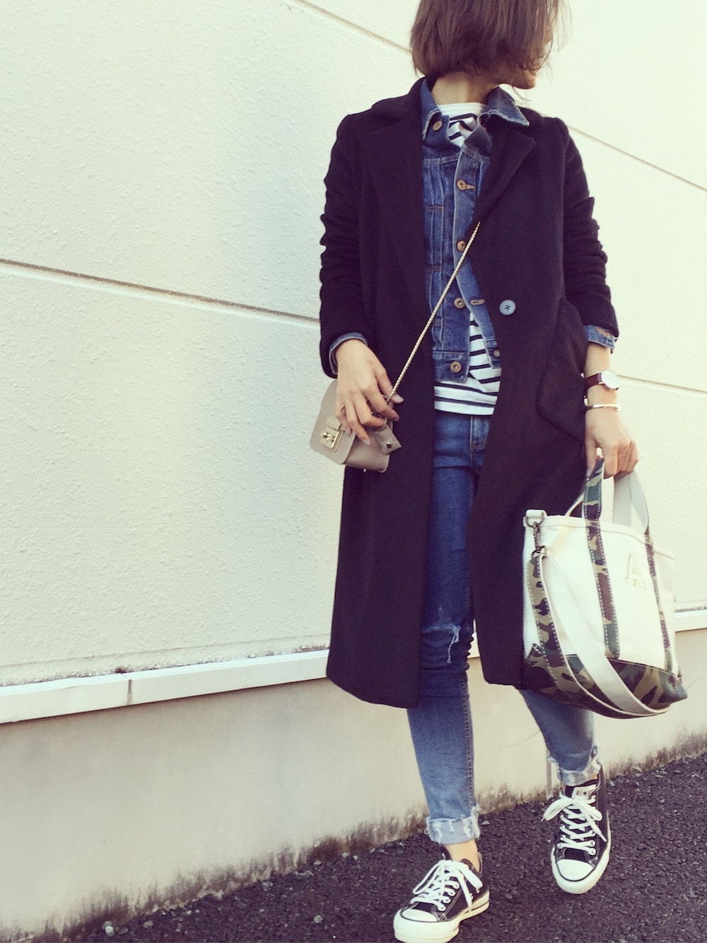 「チェスターコート、デニム、デニムジャケット、デニム オン デニム、デニデニ、converse、トートバッグ、Daniel Wellington、アウターONアウター、親子コーデ」｜「RANDAのチェスターロングコート（チェスターコート、ブラック系）」を使った、𝕂𝔼𝕀𝕂𝕆さん（レディース・159cm）の冬コーディネートの1枚目の写真