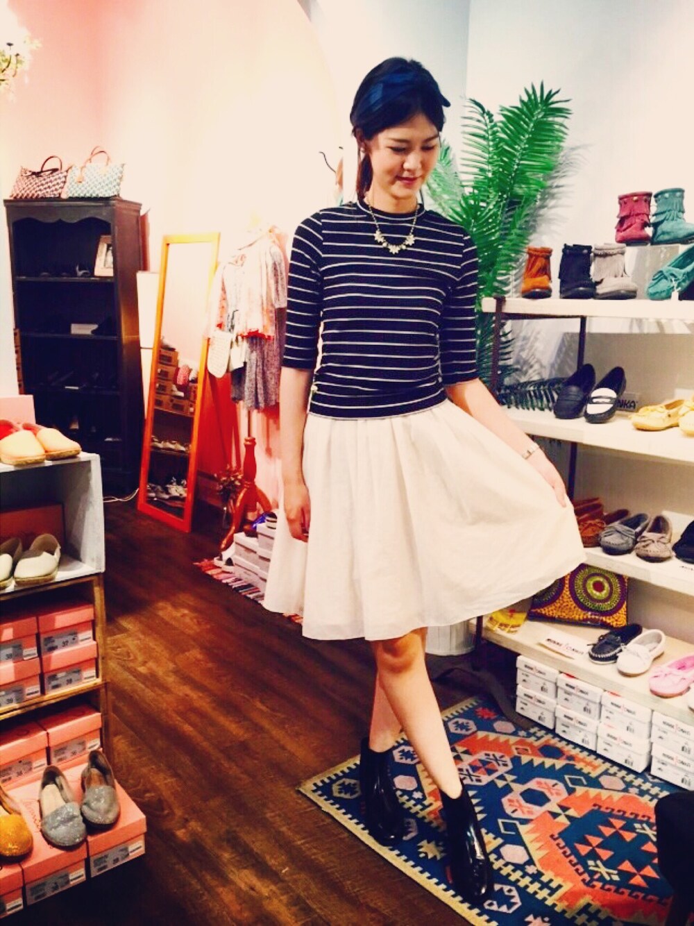 ブラック系のブーツを着用したレディースの秋コーディネートの1枚目の写真