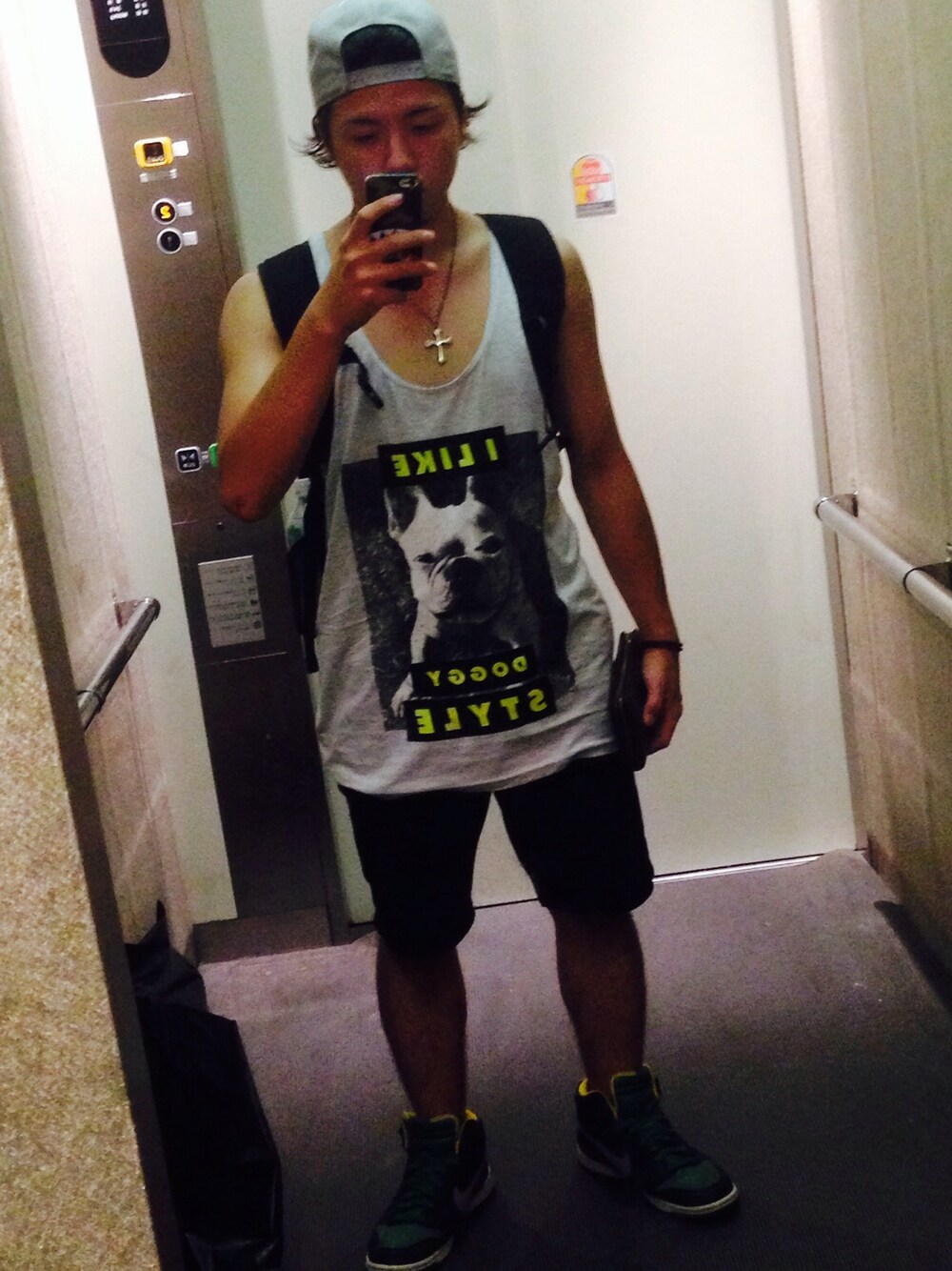 「NIKE、ストリート、street、タンクトップ、snapback、スナップバック」｜「STUSSYのstussy snap back（キャップ、グレー系）」を使った、Takezooo。さん（メンズ・160cm）の夏コーディネートの1枚目の写真