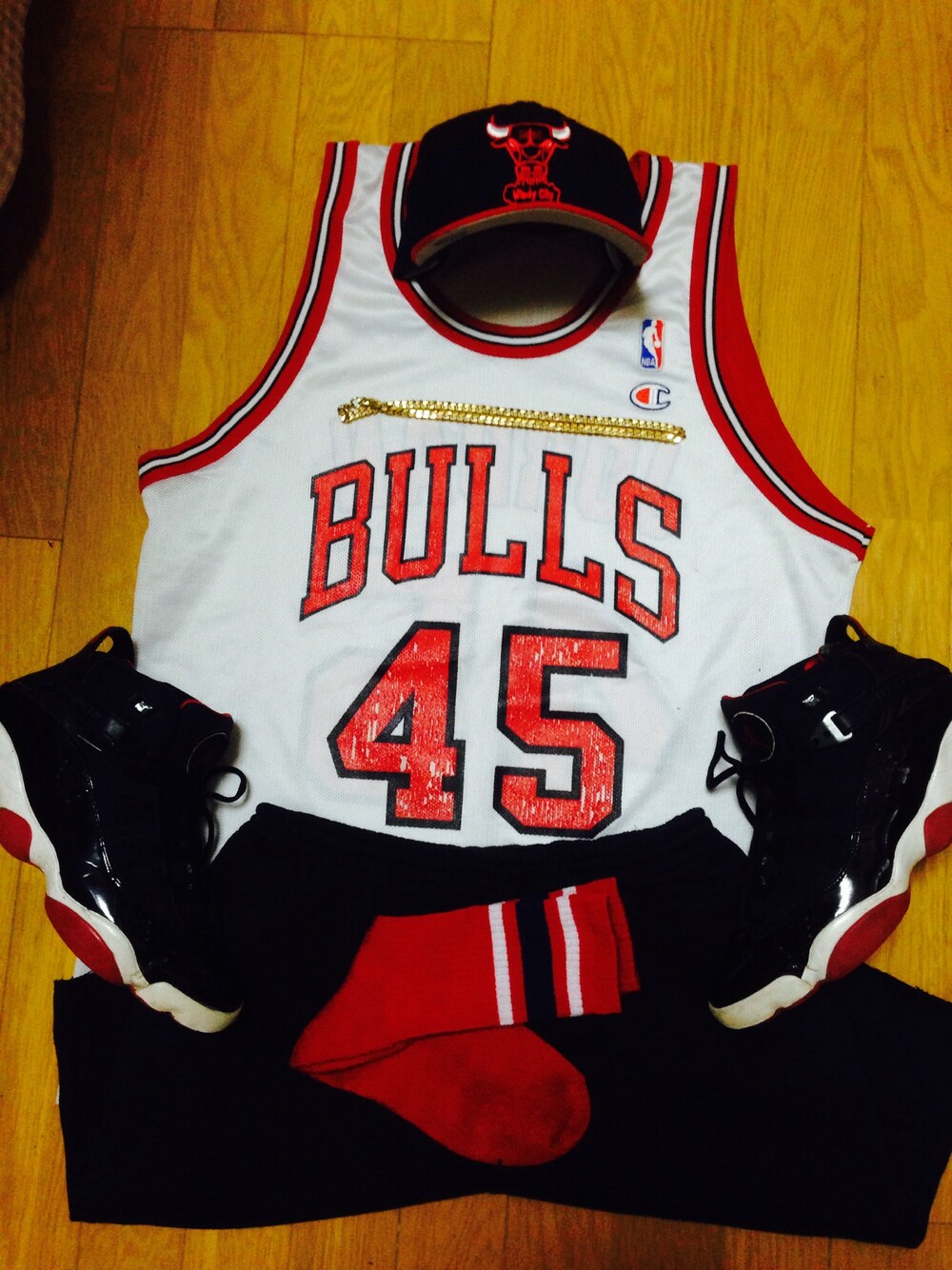 「Bulls、ゲームシャツ、スウェット、ロングソックス、snapback、NBA、Jordan、ジョーダン、ブルズ」｜「Mitchell&NessのBulls CAP（キャップ、ブラック系）」を使った、Takezooo。さん（メンズ・160cm）の夏コーディネートの1枚目の写真