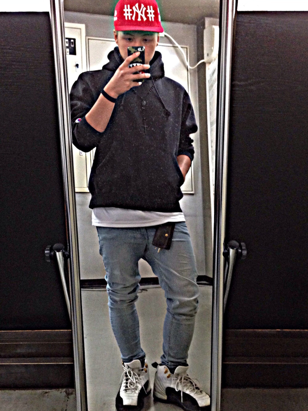 「ネックレス、AIR JORDAN、aj12、Champion、40Oz NYC、BEEN TRILL、street、LouisVuitton」｜「40ozの40oz × BEEN TRILL（キャップ、レッド系）」を使った、Takezooo。さん（メンズ・160cm）の秋コーディネートの1枚目の写真