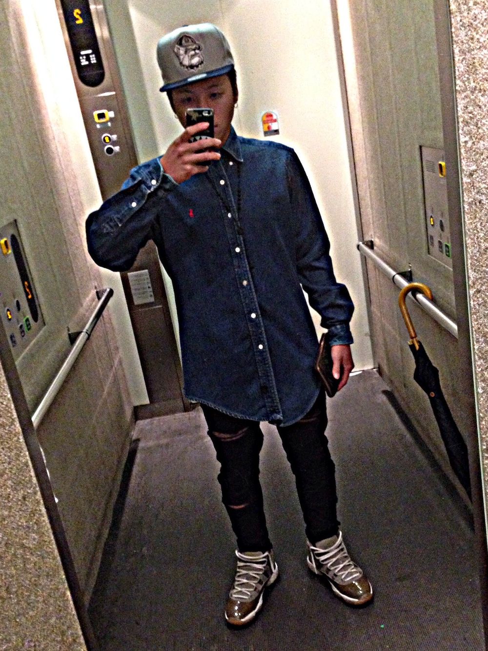 「HOYAS、GEORGETOWN、MITCHELL&NESS、Ralph Lauren、DENIM SHIRT、damege、AJ11、airjordan、street、ちょっとそこまで」｜「Mitchell&NessのHOYAS SNAPBACK（キャップ、グレー系）」を使った、Takezooo。さん（メンズ・160cm）の秋コーディネートの1枚目の写真