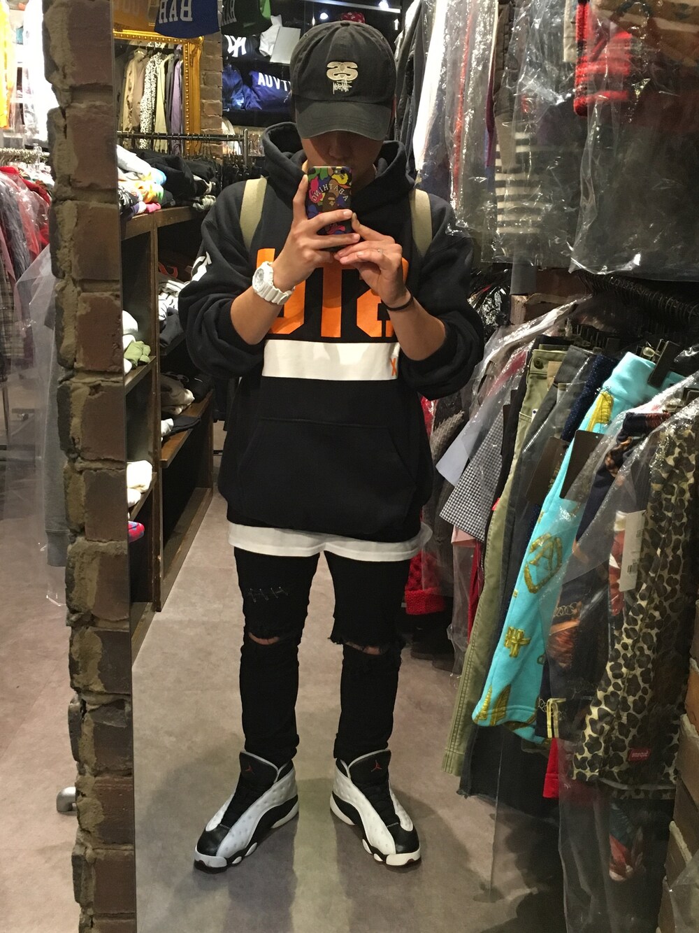 「stussy、vintage、ダメージジーンズ、ダメージスキニー、AIR JORDAN、AJ13、airjordan13、キャップ」｜「STUSSYのstussy vintage cap（キャップ、ブラック系）」を使った、Takezooo。さん（メンズ・160cm）の秋コーディネートの1枚目の写真