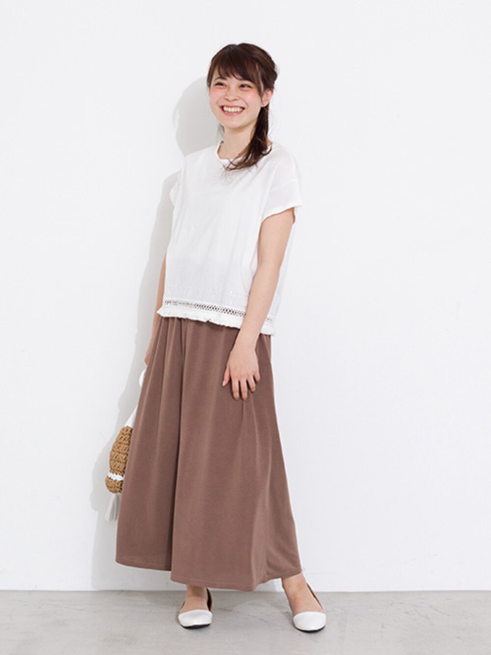 ベージュ系のワンピース、ホワイト系のTシャツ/カットソー、ホワイト系のショルダーバッグを着用したレディースの春コーディネートの1枚目の写真