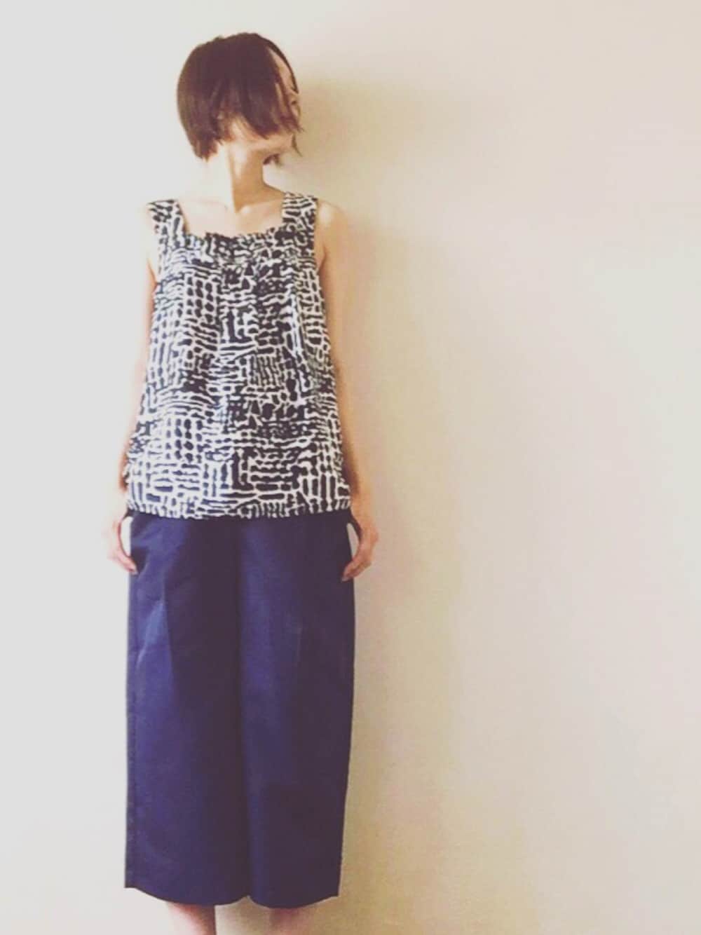 「夏コーデ、シンプルコーデ、カジュアル、オトナカジュアル、ootd、スカンツ、シンプル、symple、MARC BY MARC JACOBS、MARC JACOBS」｜「MARC JACOBSのアイテム（キャミソール、ブラック系）」を使った、やなぎさん（レディース・162cm）の夏コーディネートの1枚目の写真