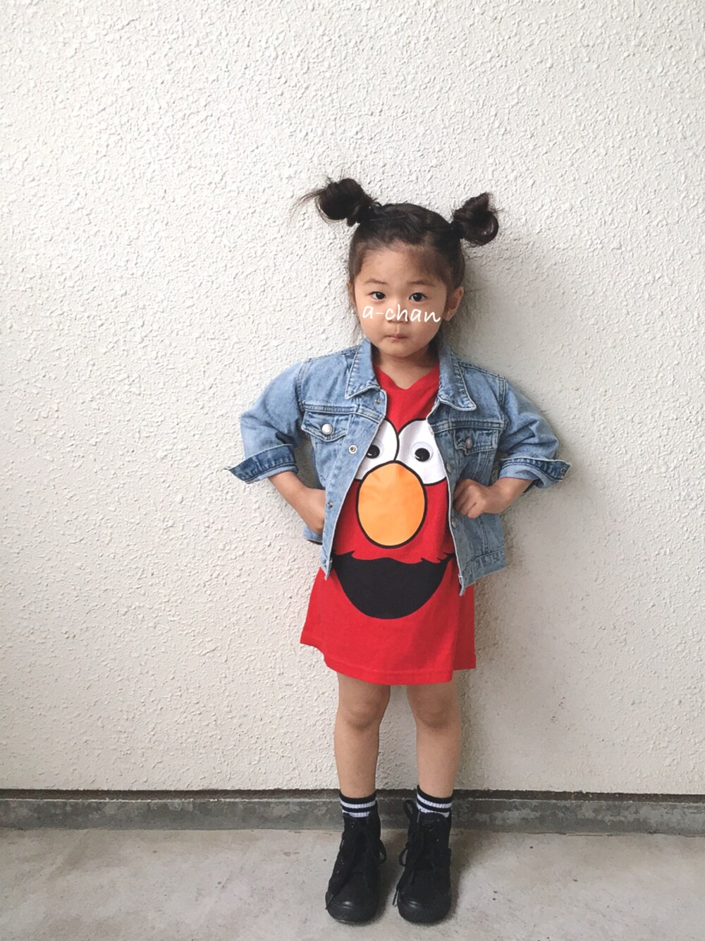 「Gジャン、エルモ、ラインソックス、コンバース、GAP、used、キッズコーデ、女の子、3歳、あ-ちゃん♡」｜「GAPのアイテム（デニムジャケット、ブルー系）」を使った、K a n a さん（キッズ・100cm）の春コーディネートの1枚目の写真