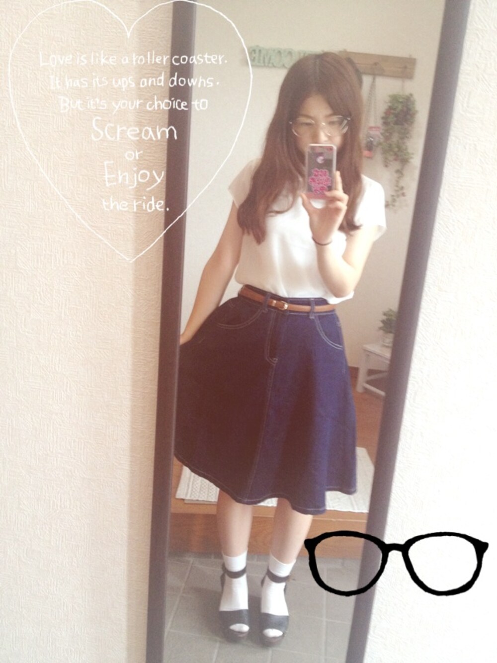 ホワイト系のシャツ/ブラウス、ブルー系のデニムスカート、ブラック系のサンダルを着用したレディースの夏コーディネートの1枚目の写真