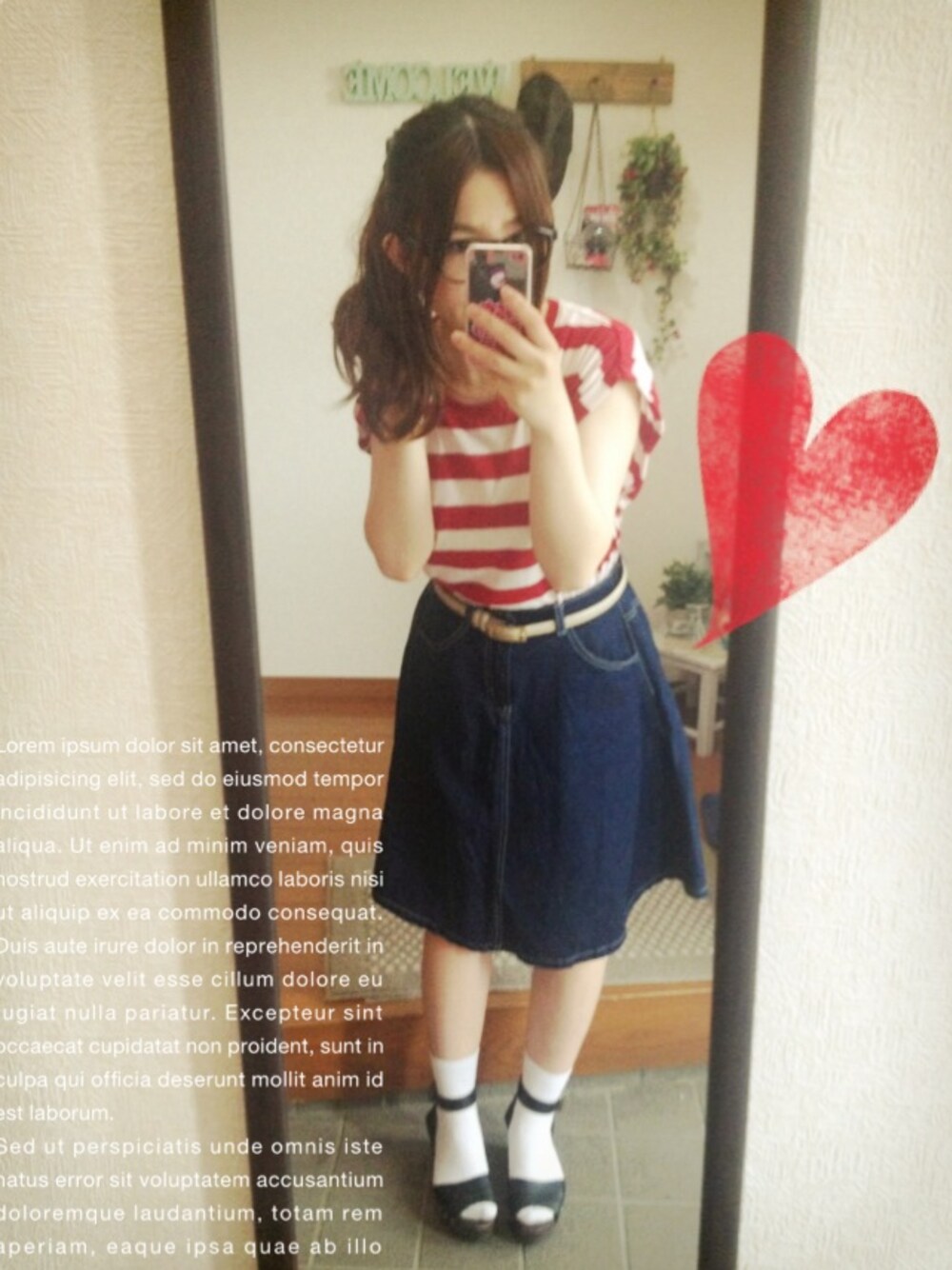 レッド系のTシャツ/カットソー、ブルー系のデニムスカート、ブラック系のサンダルを着用したレディースの夏コーディネートの1枚目の写真