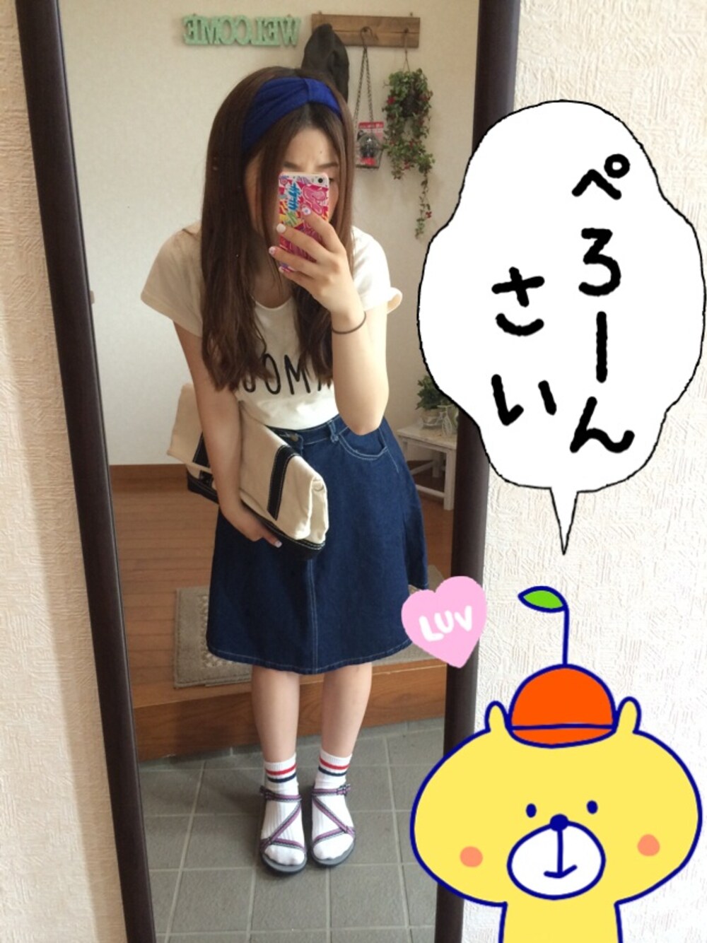 ブラック系のクラッチバッグ、ホワイト系のTシャツ/カットソー、ブルー系のデニムスカートを着用したレディースの夏コーディネートの1枚目の写真