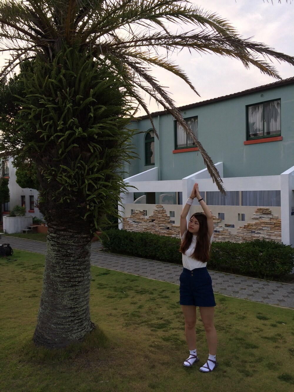 ホワイト系のTシャツ/カットソー、ブルー系のその他パンツ、グレー系のサンダルを着用したレディースの夏コーディネートの1枚目の写真