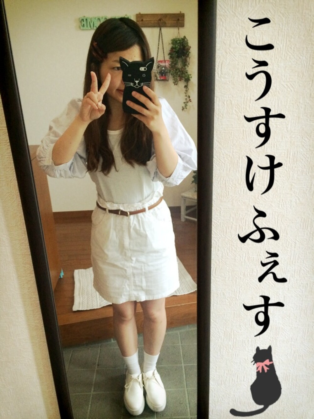 ホワイト系のTシャツ/カットソー、ホワイト系のスカート、ホワイト系のその他シューズを着用したレディースの夏コーディネートの1枚目の写真