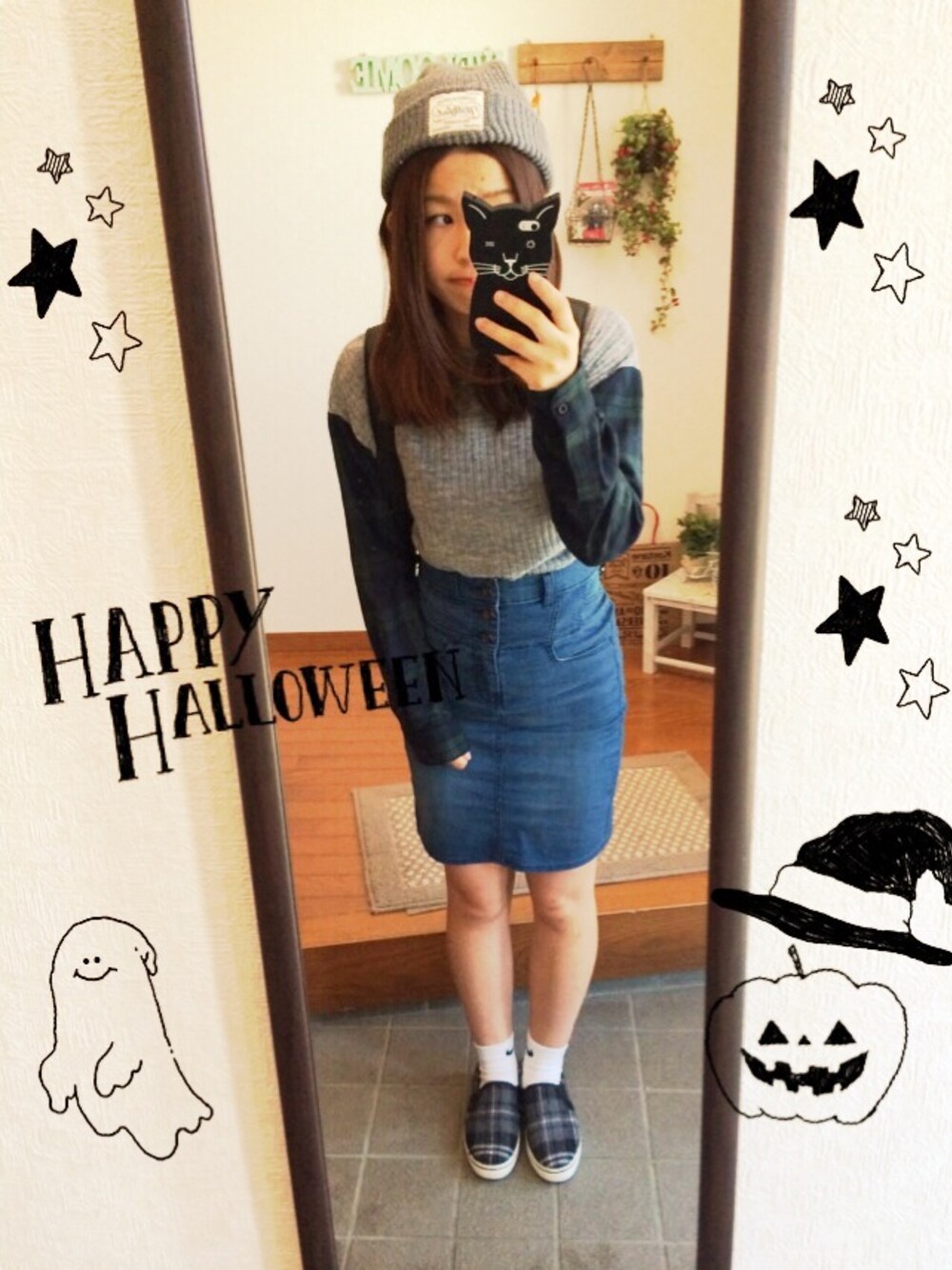 グレー系のTシャツ/カットソー、ブルー系のデニムスカート、グレー系のスニーカーを着用したレディースの秋コーディネートの1枚目の写真