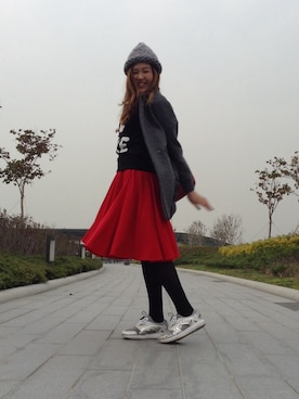 「red」｜「アイテム（ニットキャップ/ビーニー）」を使った、Lydia Liu さん（レディース・171cm）の春コーディネート
