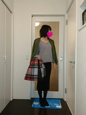 「Luz Llena (philter)（ラズレナ　フィルター）の【2016 A/W】サイドスリット入り・Vネックニットトップス（ニット/セーター、グレー系）」を使った、まいmamaさん（レディース・162cm）の冬コーディネート