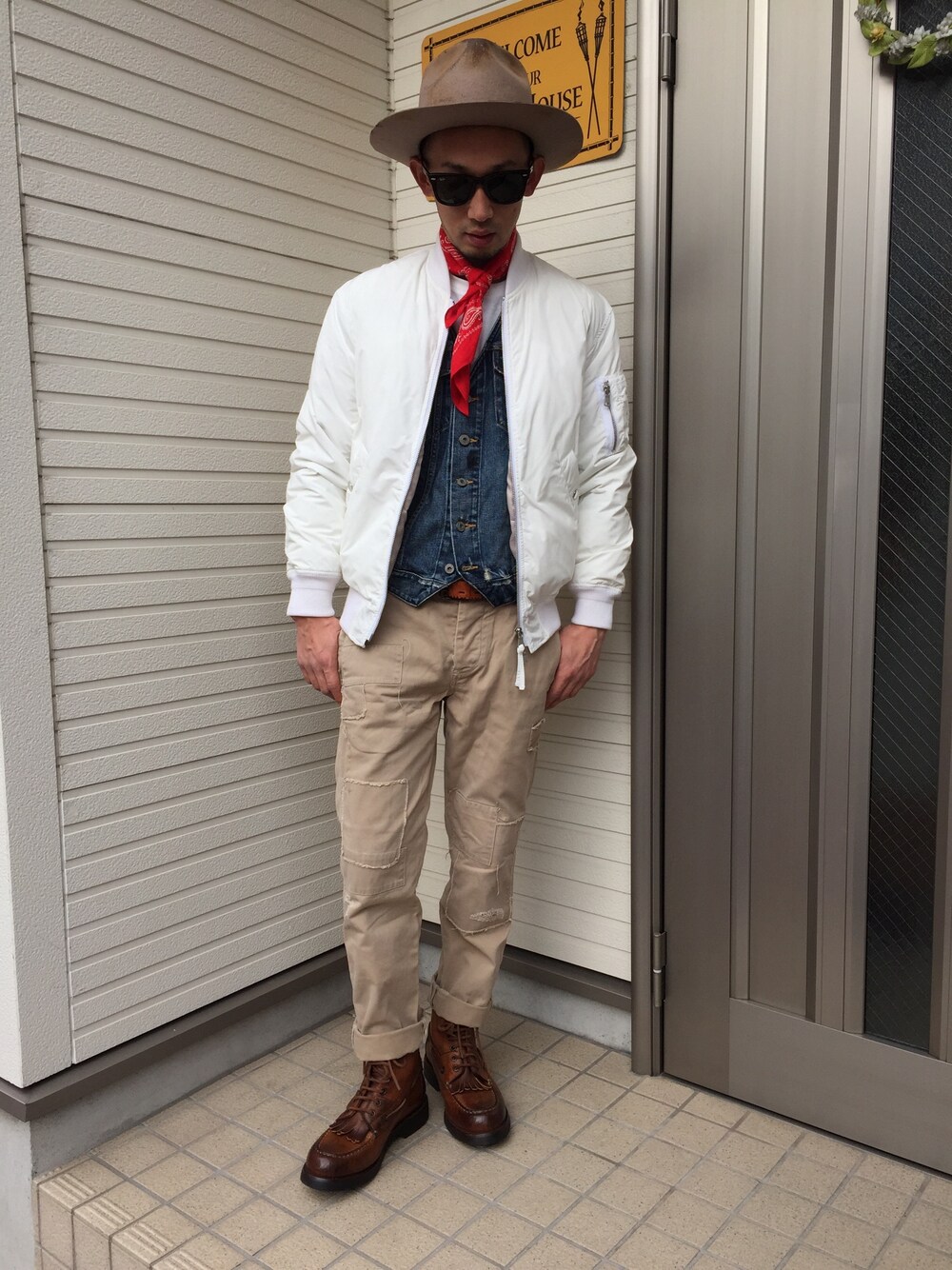 「ロールアップ、ブーツ、ハット、デニムベスト、サングラス、MA-1、バンダナ、ドラフトBY」｜「POLO RALPH LAURENのアイテム（その他パンツ、ベージュ系）」を使った、YS2さん（メンズ・172cm）の春コーディネートの1枚目の写真