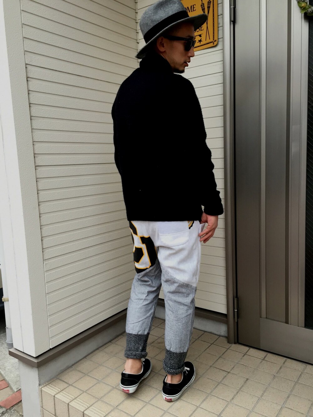 「BACK STYLE フェス、カーディガン、ハット、サングラス、スウェットパンツ、スニーカー、カジュアル、シンプル」｜「UNIQLOのアイテム（カーディガン/ボレロ、ブラック系）」を使った、YS2さん（メンズ・172cm）の春コーディネートの1枚目の写真