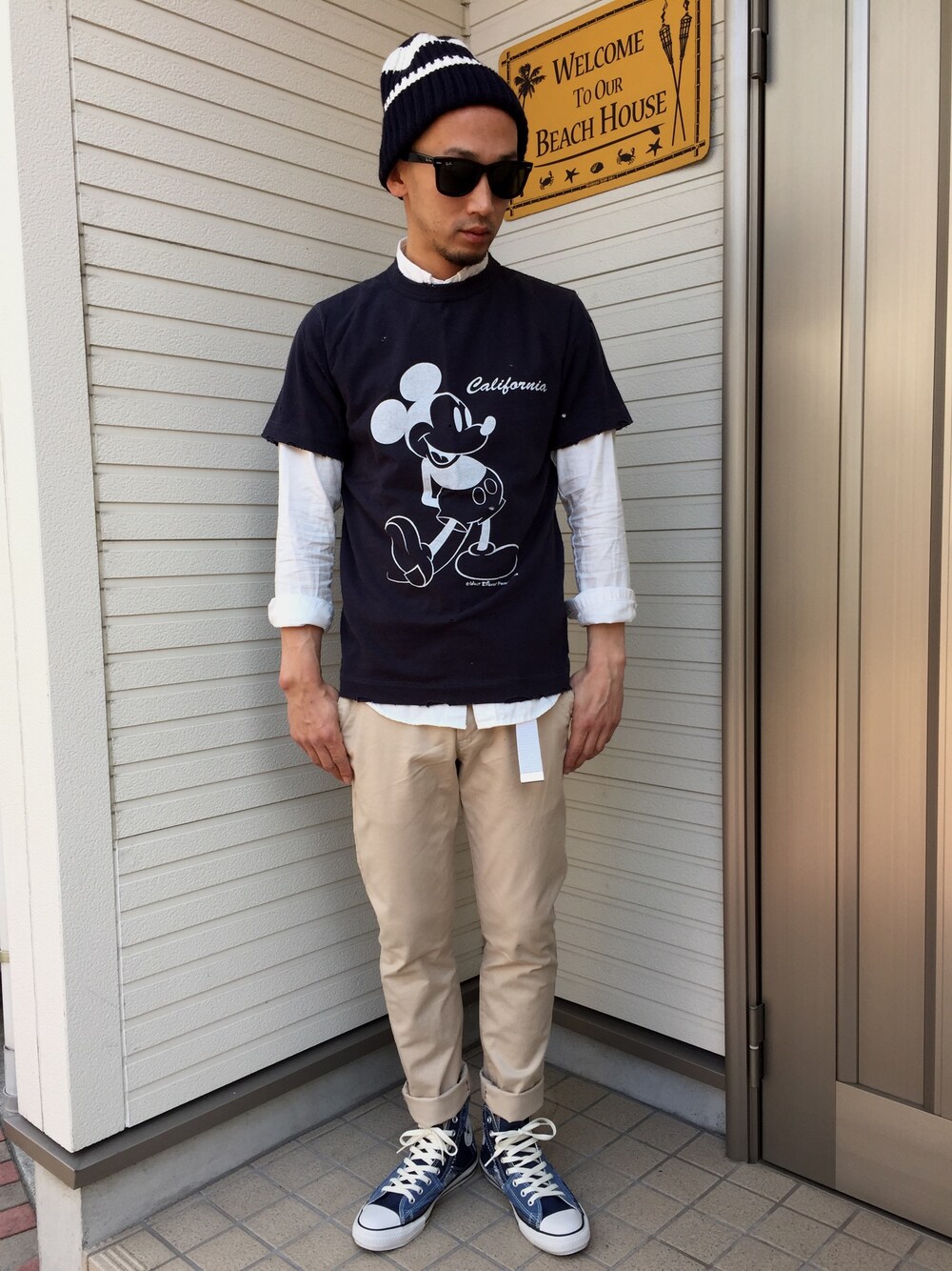 「はるコーデ、シンプル、スニーカー、カジュアル、重ね着、ニット帽、サングラス、ミッキー」｜「Ron Hermanのアイテム（Tシャツ/カットソー、ブルー系）」を使った、YS2さん（メンズ・172cm）の春コーディネートの1枚目の写真