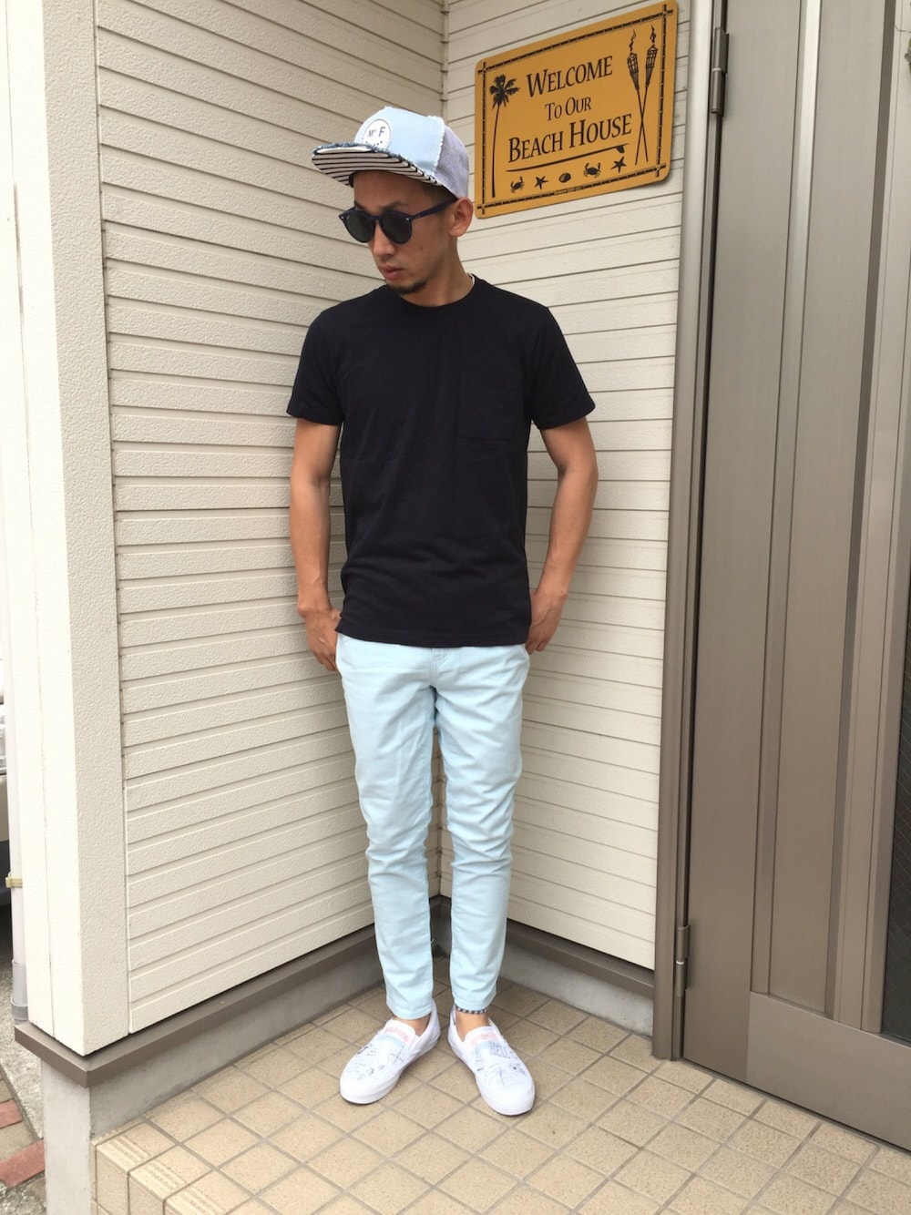 「スニーカー、サングラス、キャップ、スリッポン、VANS、カジュアル、シンプル、ポケットＴシャツ」｜「UNIQLOのアイテム（Tシャツ/カットソー、ブルー系）」を使った、YS2さん（メンズ・172cm）の春コーディネートの1枚目の写真
