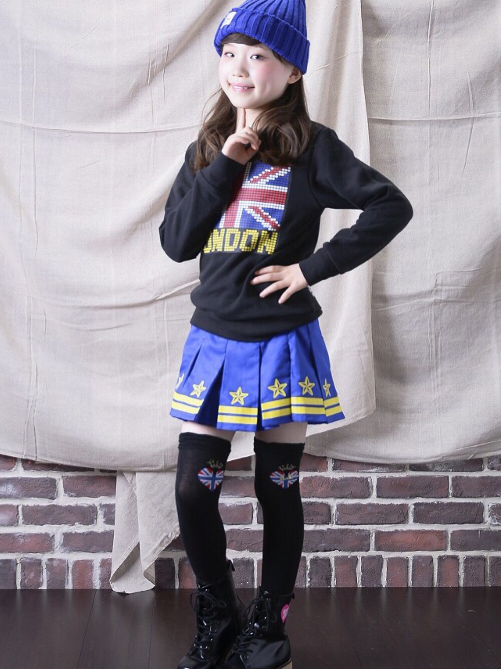 「BLOCのアイテム（ニットキャップ/ビーニー、ブルー系）」を使った、こももさん（キッズ・137cm）の冬コーディネートの1枚目の写真
