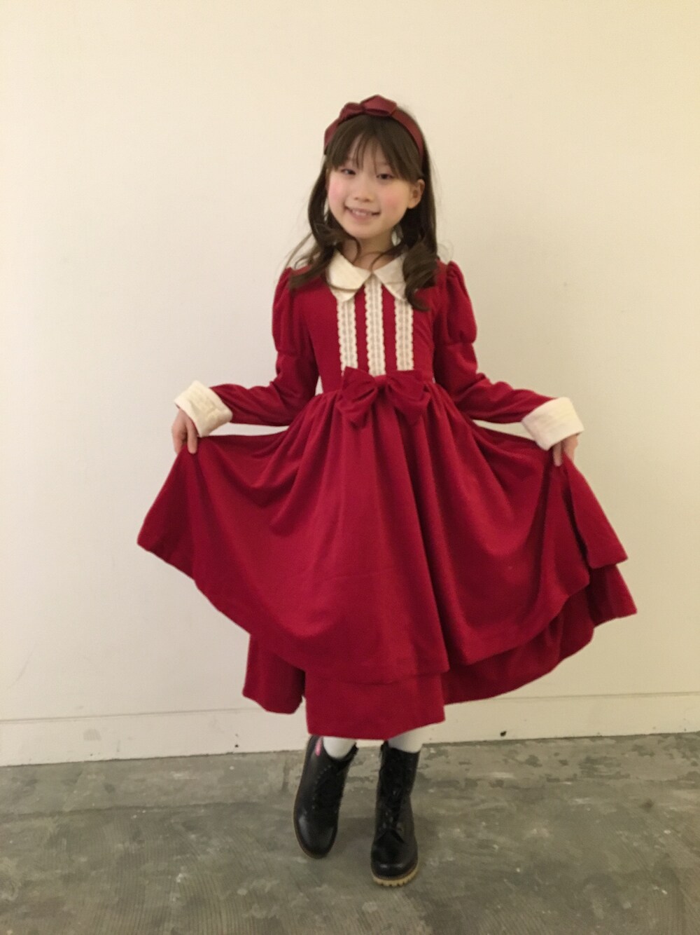 「キャサリンコテージのアイテム（ワンピース、レッド系）」を使った、こももさん（キッズ・137cm）の冬コーディネートの1枚目の写真