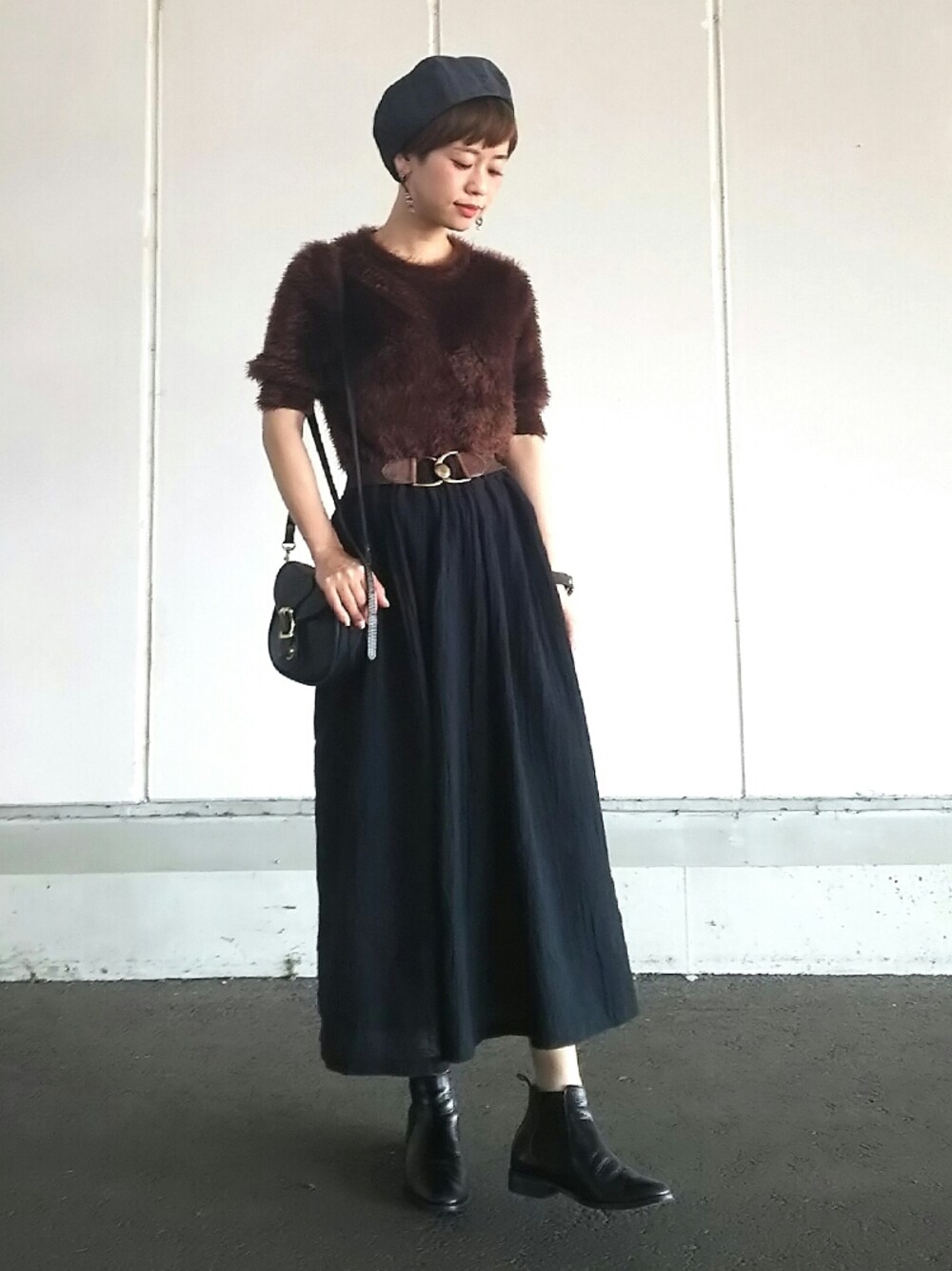 「大人コーデ、ママコーデ、ママファッション、ベレー帽、もけもけ、スカート、サイトゴアブーツ、クラシカル、秋服、低身長」｜「I am I in fact...のFEATHER　ショートスリーブ（ニット/セーター、ブラウン系）」を使った、yukiさん（レディース・152cm）の秋コーディネートの1枚目の写真
