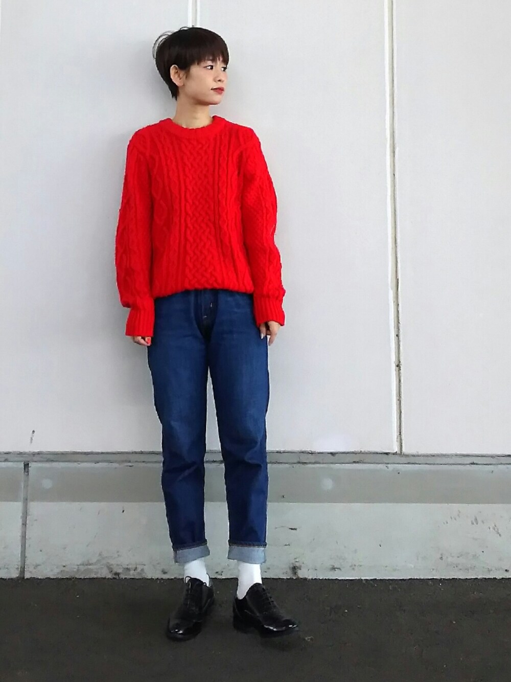 「赤ニット、denim、ハイウエスト、ママファッション、低身長、ショートヘア、ドレスシューズ、ママコーデ、シンプルコーデ、パンツスタイル」｜「THE SHINZONEのハイウエストスリムパンツ（デニムパンツ、ブルー系）」を使った、yukiさん（レディース・152cm）の秋コーディネートの1枚目の写真