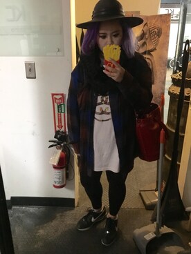 「STUSSY（ステューシー）のアイテム（Tシャツ/カットソー、ブラック系）」を使った、meinaさん（レディース）の冬コーディネート