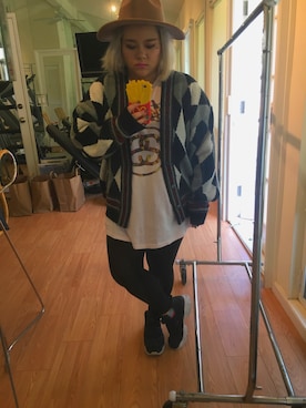 「STUSSY（ステューシー）のアイテム（Tシャツ/カットソー、ホワイト系）」を使った、meinaさん（レディース）の冬コーディネート