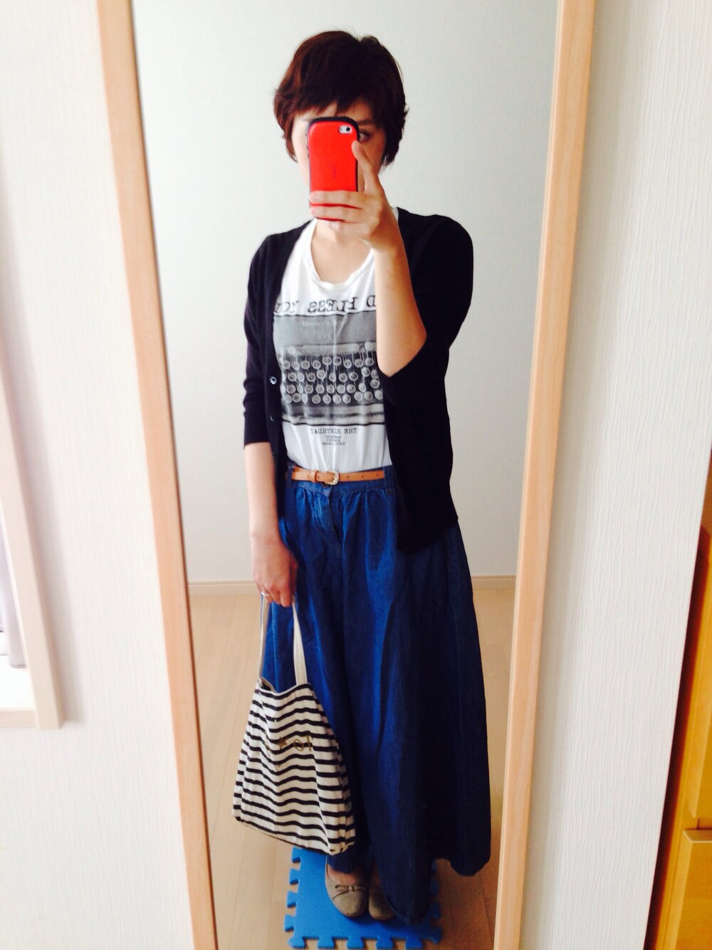 「デニム、 ワイドパンツ、 きれいめカジュアル、着痩せコーデ」｜「ワイドパンツ（デニムパンツ、ブルー系）」を使った、なつのしんさん（レディース・164cm）の春コーディネートの1枚目の写真